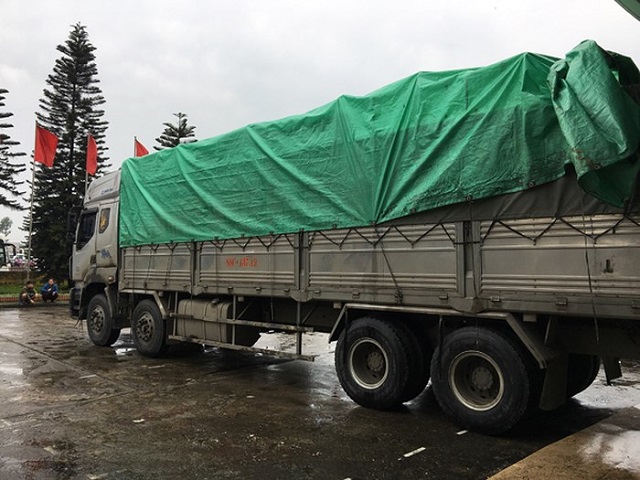 Xe tải chở 12 tấn hàng nhái các thương hiệu nổi tiếng. Ảnh: Báo An ninh Thủ đô