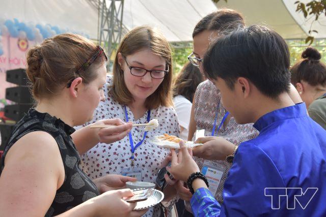 Các bạn sinh viên Đại học  Zittau (CHLB Đức) thích thú thưởng thức các món ăn dân dã của Việt Nam.