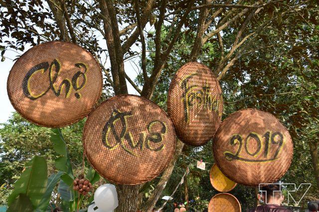 Những chiếc mẹt được viết chữ và treo lên cây một cách khéo léo tăng tính thẩm mỹ cho Chợ quê 2019.