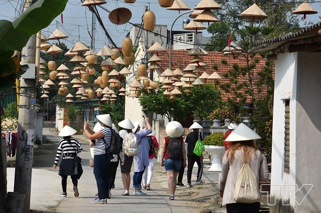Ấn tượng đầu tiên của làng cổ Đông Sơn chính là những chiếc lồng đèn và nón lá  chạy dài suốt đoạn đường chính của làng.