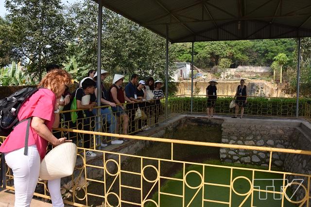 Các bạn sinh viên tham quan và nghe thuyết minh tại khu vực di chỉ khảo cổ học văn hoá Đông Sơn.