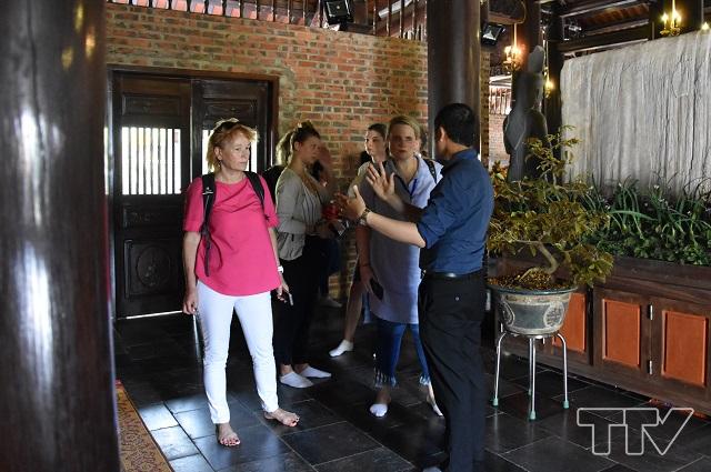 Các giảng viên trường Đại học Zittau rất quan tâm đến kiến trúc, đặc điểm của ngôi chùa Phạm Thông.