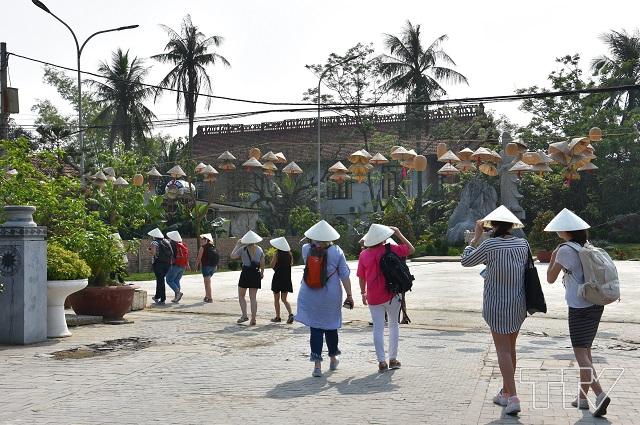 Đoàn tiếp tục đi tham quan các ngõ xóm trong làng cổ Đông Sơn.