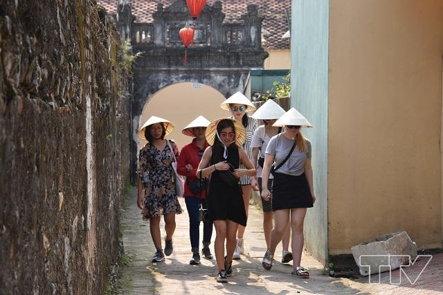 Đoàn tham quan vào ngõ Trí để đến thăm nhà cổ còn lại lâu đời nhất trong làng Đông Sơn.
