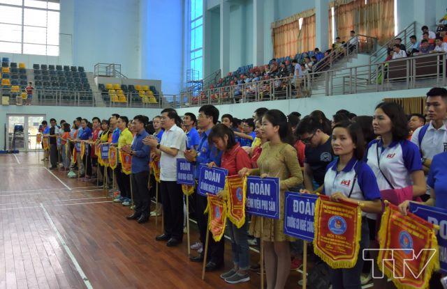 Lãnh đạo Đảng ủy Khối các cơ quan tỉnh và ban tổ chức trao cờ, chụp ảnh lưu niệm cùng các đơn vị tham gia hội thao.