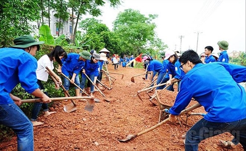 Thanh niên tham gia tình nguyện làm đường nông thôn.