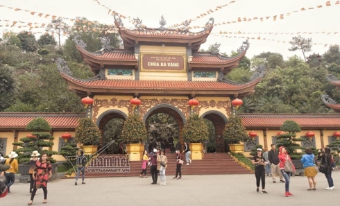 Cảnh không quá đông đúc trước cổng chùa Ba Vàng.