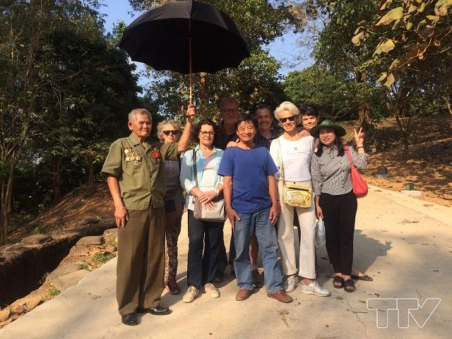 Trong chuyến đi, nhóm phóng viên đã có những cuộc gặp gỡ bất ngờ với cựu chiến binh chiến dịch Điện Biên Phủ người Thanh Hoá và những du khách người Pháp tại Đồi A1, Tp.Điện Biên Phủ
