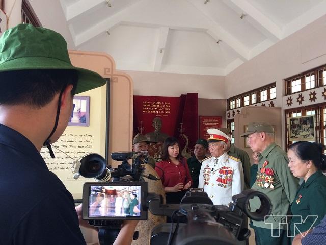 Các cựu thanh niên xung phong trong chiến dịch Điện Biên Phủ năm xưa thăm lại di tích ngã ba Cò Nòi
