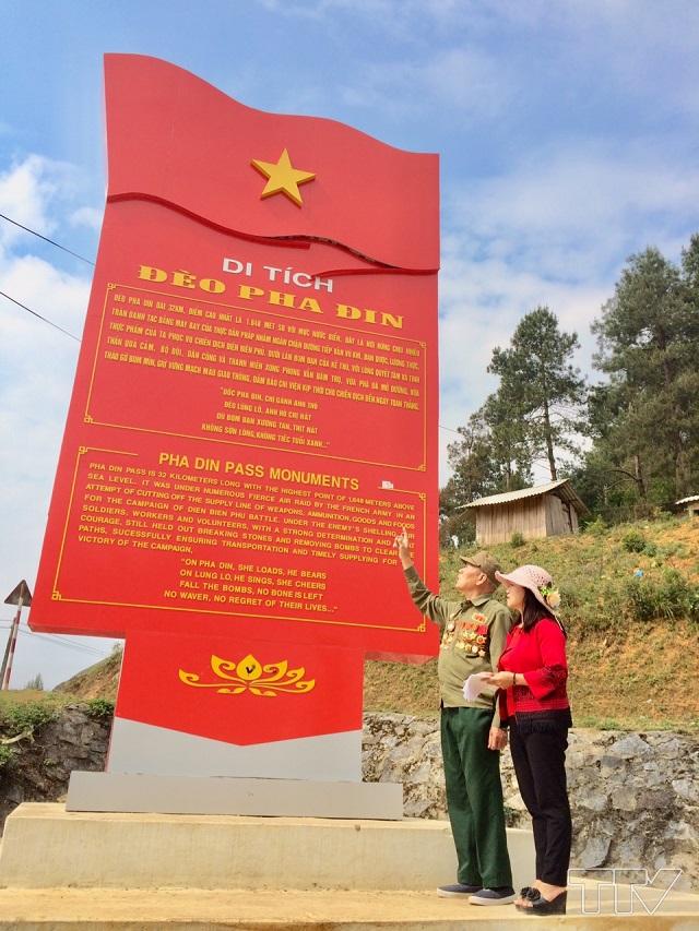 Phóng viên Đài PT - TH Thanh Hóa nghe kể lại câu chuyện huyền thoại về con đường đèo Pha Đin lịch sử.