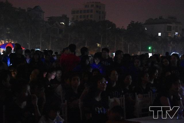 Đúng 20h30 phút hệ thống điện tại khu vực Quảng trường Lam Sơn đã được tắt trong vòng 1 tiếng đồng hồ để hưởng ứng chiến dịch “Giờ trái đất”.