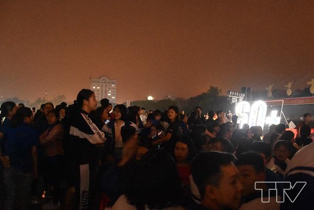 Đúng 20h30 phút hệ thống điện tại khu vực Quảng trường Lam Sơn đã được tắt trong vòng 1 tiếng đồng hồ để hưởng ứng chiến dịch “Giờ trái đất”.