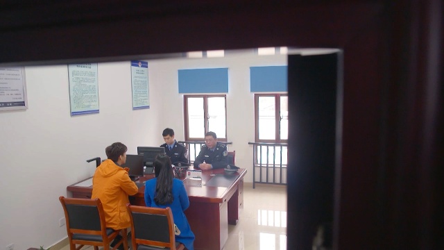 Sau khi vụ án xảy ra, Chi Nguyên bị triệu tập đến cục cảnh sát.