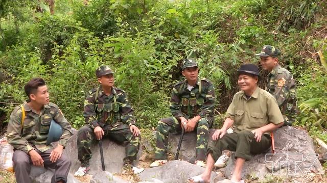 Già làng Lục Văn Quý cùng các cán bộ chiến sĩ