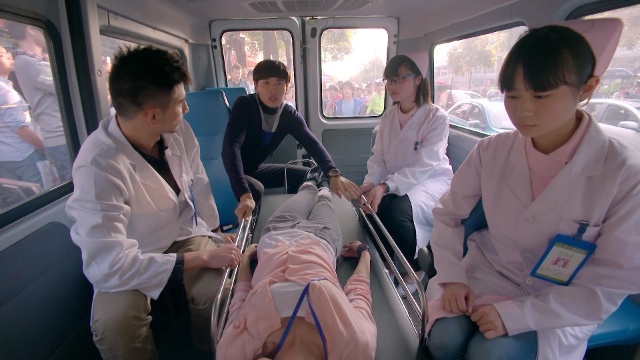Thiên Khâu đưa Chi Nguyên đến bệnh viện.