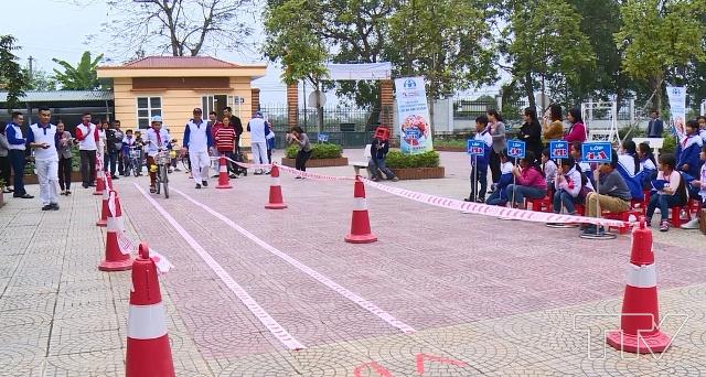 Một buổi rèn luyện kỹ năng sống với chủ đề “Trường học gắn với an toàn, trật tự giao thông” được tổ chức tại trường tiểu học Đông Cương, thành phố Thanh Hóa.