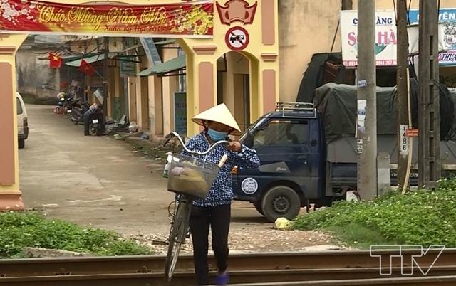 Việc người dân đi qua đường sắt khôgn có rào chắn  không chỉ gây nguy cơ mất an toàn giao thông cho chính người dân mà còn ảnh hưởng đến hoạt động chạy tàu.