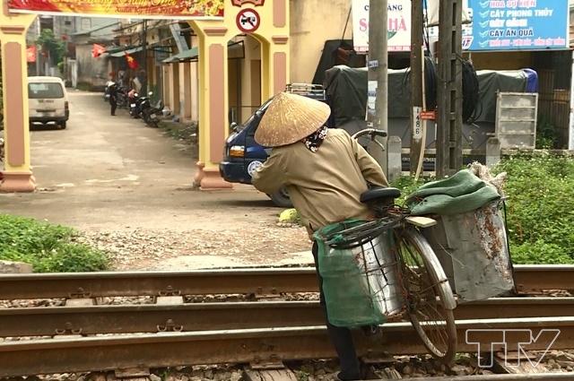 Người dân vẫn hàng ngày tự do băng qua đường sắt.