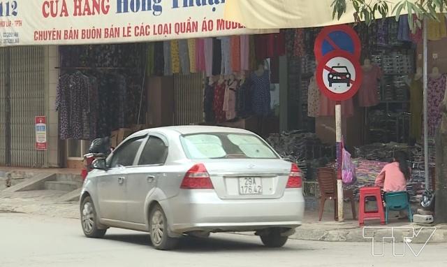 Trên tuyến đường Hàn Than, phường lam Sơn ngay từ phía đầu đường giao cắt với đường  Lê Hữu Lập mặc dù đã có biển cấm ô tô đi vào nhưng vẫn có nhiều xe ô tô vẫn cố tình lưu thông vào. 