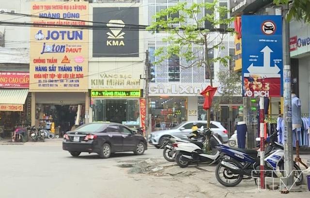 Tương tự tại ngã tư giao cắt giữa phố Lê Hữu Lập – Đào Duy Từ đã có biển cấm ô tô đi vào ngay từ đầu đường, thế nhưng nhiều phương tiện vẫn thường xuyên vi phạm biển báo cấm