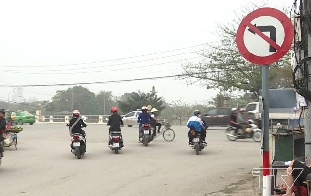 Trên tuyến đường Trần Oanh – Đại lộ Lê Lợi đoạn trên cầu Đông Hương, mặc dù hai bên đầu cầu đã cắm biển cấm các phương tiện rẽ trái, nhưng hàng ngày người tham gia giao thông vẫn thường xuyên rẽ trái khiến giao thông tại khu vực này thường xuyên xảy ra ùn tắc và va chạm giao thông.