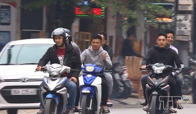 người điều khiển phương tiện mô tô, xe máy, xe máy điện vẫn không đội mũ bảo hiểm khi tham gia giao thông.