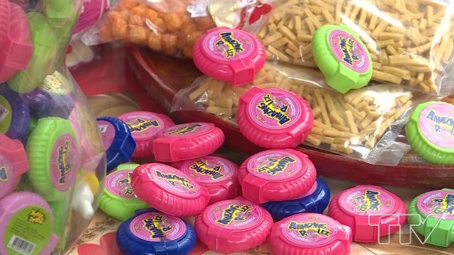Kẹo cao su Hubba Bubba được bày bán tràn lan ở các cửa hàng tạp hóa và quanh cổng trường.