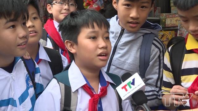 Một em học sinh cho biết: Cháu mua kẹo hubba ở ngay cổng trường luôn, khoảng 5 hoặc 4 nghìn. Cháu ăn kẹo hubba nhiều thì thấy rát lưỡi, thấy lưỡi mình tê tê.