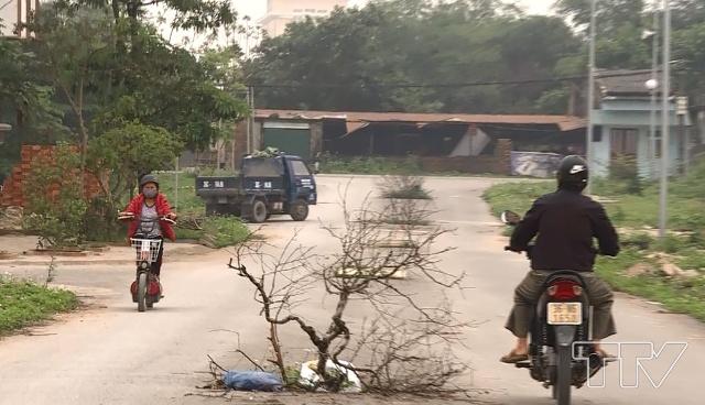 Vào trời mưa hay đêm tối, những miệng cống này chẳng khác gì cái bẫy đối với người tham gia giao thông.