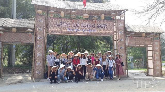 Kết thúc chuyến thăm quan, đoàn không quên chụp ảnh kỷ niệm tại  cổng chào làng cổ Đông Sơn.