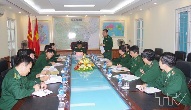 Thiếu tướng Bùi Đức Hạnh (Phó tư lệnh BĐBP Việt Nam) báo cáo tình hình chung của BĐBP trên toàn quốc với thứ trưởng Bộ Quốc phòng.