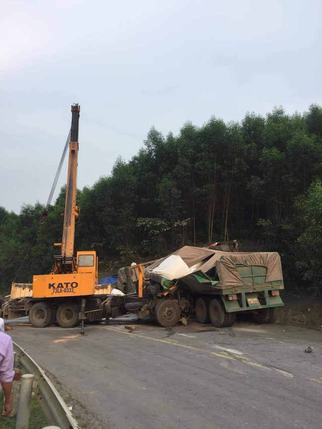 Chiếc xe đầu kéo tông thẳng vào hiện trường cứu hộ giao thông.