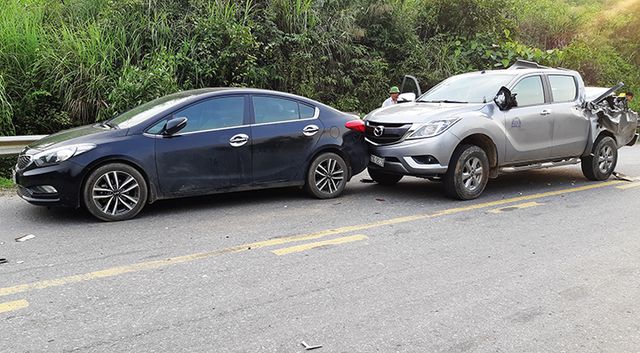Trước đó, chiếc xe đầu kéo đã đâm vào 2 xe đang dừng đỗ 
