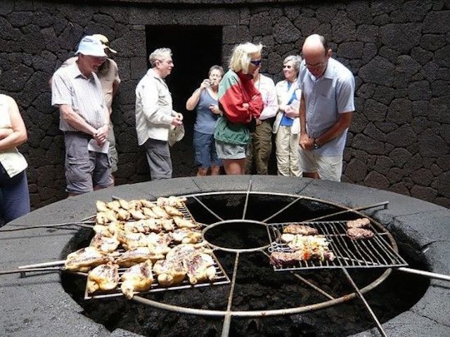 Thực khách thưởng thức đồ ăn nướng trực tiếp trên miệng núi lửa
