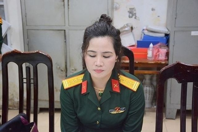 Người phụ nữ  &quot;sống ảo &quot; với quân hàm đại tá dởm đang bị điều tra làm rõ.