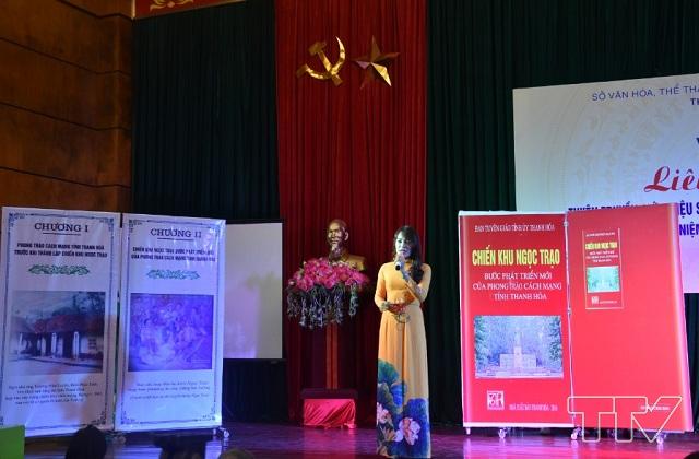 Cán bộ thư viện huyện Thạch Thành đã giới thiệu một cách trực quan sinh động tác phẩm  