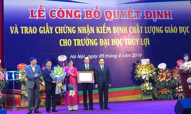 Trường Đại học Thuỷ lợi là một trong những trường đầu tiên trong cả nước tiến hành kiểm định chất lượng cơ sở giáo dục theo thông tư 12/2017/TT-BGDĐT đạt kết quả cao.  Công tác kiểm định chất lượng (KĐCL) cơ sở giáo dục theo thông tư 12/2017 được Trường Đại học Thủy lợi triển khai từ tháng 11/2017; trải qua quá trình tự đánh giá và đợt khảo sát sơ bộ, đợt KSCT phục vụ đánh giá ngoài đã diễn ra trong các ngày từ 18-25/9/2018 tại tất cả các cơ sở đào tạo của Trường.  Đoàn chuyên gia đánh giá ngoài (ĐGN) của Trung tâm Kiểm định chất lượng giáo dục - Đại học Quốc gia Hà Nội (KĐCLGD - ĐHQGHN) đã tiến hành khảo sát, nghiên cứu trên 6.000 minh chứng, phỏng vấn 700 đối tượng, từ đó đưa ra các khuyến nghị giúp Nhà trường xây dựng kế hoạch nhằm từng bước nâng cao chất lượng.  Theo đó, trường Đại học Thuỷ lợi có 95.5% số tiêu chí đạt yêu cầu trong số 111 tiêu chí liên quan đến tất cả các mặt hoạt động của Nhà trường, từ đảm bảo chất lượng về chiến lược, về hệ thống, về thực hiện chức năng cho đến kết quả hoạt động.  Thành lập năm 1959, trải qua 60 năm hình thành và phát triển, trường Đại học Thủy lợi ngày càng khẳng định là một cơ sở đào tạo nguồn nhân lực chất lượng cao, một trung tâm nghiên cứu khoa học và chuyển giao công nghệ tiên tiến trong các ngành khoa học, kỹ thuật, công nghệ, kinh tế và quản lý.  Với nỗ lực không ngừng nhằm nâng cao chất lượng toàn diện Nhà trường, trường ĐH Thủy lợi luôn xác định rõ công tác đảm bảo chất lượng là nhiệm vụ xuyên suốt, then chốt và đây cũng chính là lời cam kết thể hiện trách nhiệm trong từng hoạt động của Nhà trường với toàn xã hội.  Hồng Hạnh