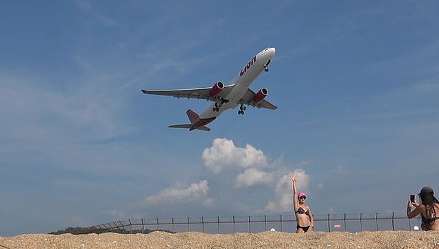 Bãi cát ở Phuket gần sân bay đã trở thành địa điểm  &quot;sống ảo &quot; quen thuộc của du khách do các máy bay thường bay rất gần họ (Ảnh: Dailymail)
