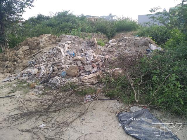 Đất đá thải và các loại rác thải xây dựng khác xuất hiện nhiều nhất trong khu vực này.