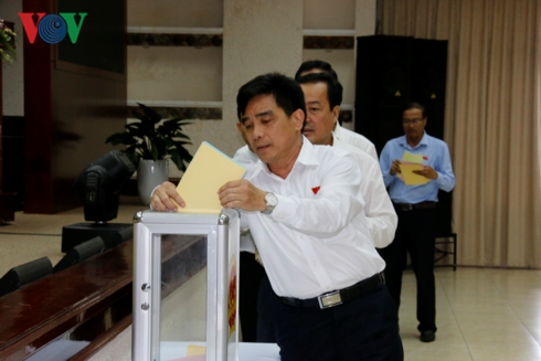 Ông Lê Văn Dũng tham gia bỏ phiếu tại Kỳ họp HĐND tỉnh Quảng Nam mới đây.