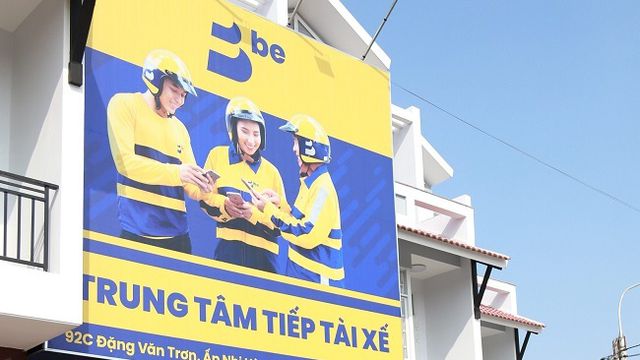Cụ thể, theo Be Group, qua điều tra của hãng này, phần lớn các trường hợp tài xế đến Trung tâm tiếp tài xế của “be” để phản ánh về việc bị nghi ngờ lỗi gian lận trong ngày 6/4 vừa qua là các tài xế vi phạm các nguyên tắc hoạt động của “be” trong việc dùng tài khoản khách ảo và tạo chuyến đi không hợp lệ để gian lận thưởng của “be”. Trong đó, có những tài xế đã cố ý gian lận số tiền lên đến vài triệu đồng trong một kỳ thưởng. Tuy nhiên cũng có số ít một số trường hợp sau khi kiểm tra lại, “be” đã xác nhận không gian lận và cam kết sẽ trả thưởng trong kỳ kế tiếp.  Về sự việc tài xế phản ánh bị cắt, giam tiền thưởng vì bị nghi ngờ gian lận “be” đã tiếp thu mọi ý kiến của tài xế trên tinh thần cầu thị để kiểm tra, giải quyết.  Theo quy trình của “be” về phát hiện lỗi gian lận, với các trường hợp nghi vấn, bộ phận nghiệp vụ sẽ nhắn tin thông báo cho tài xế và tài xế sẽ có 7 ngày để giải trình với “be” thông qua liên hệ tổng đài, gửi email cho bộ phận Chăm sóc khách hàng hoặc đến trực tiếp Trung tâm tiếp tài xế của “be”. Tất cả các quy trình và thông báo đều đã được đăng tải công khai trên website của be và trong quá trình đào tạo trước khi các tài xế đồng hành cùng “be”   &quot;Ngay trong chiều ngày 6/4, đã không còn trường hợp tài xế nào đến công ty phàn nàn về vấn đề trên. Quan điểm của “be” là xử lý nghiêm túc các trường hợp vi phạm những phải minh bạch, dứt khoát, nhanh chóng khi có phản hồi &quot;, Be Group cho biết.  Theo hãng này, hiện nay, “be” vẫn còn khá mới và không tránh khỏi những bất cập trong quá trình vận hành. Mặc dù cộng đồng ít nhiều cũng rất ưu ái và thấu hiểu cho Ứng dụng, nhưng “be” chắn chắn sẽ không ỷ lại việc “người Việt dùng hàng Việt” để kêu gọi sự thông cảm. “be” đang từng bước cố gắng tập trung nâng cao chất lượng để làm người tiêu dùng gắn bó bằng sự hài lòng.  Khi quyền lợi của tài xế gắn liền với sự phát triển của “be”, gắn liền với tiêu chí chất lượng thì họ cũng phải có những ứng xử, hành xử đúng mực, để cung cấp dịch vụ tốt hơn cho khách hàng. Với tôn chỉ đó, “be” tin sẽ nhận được tình cảm của khách hàng, đồng thời bảo đảm cuộc sống của tài xế tốt hơn.   &quot; 'Be' luôn luôn lấy tài xế làm gốc. “be” nhắm đến một cộng đồng tài xế chuyên nghiệp đáng được trân trọng. Vì vậy, bênh cạnh việc tạo dựng mội trường trong sạch tránh việc con sâu làm rầu nồi canh, “be” cũng sẽ làm việc với các cơ quan thực thi pháp luật để điều tra và khởi tố các trường hợp lợi dụng và chiếm dụng tài sản của doanh nghiệp &quot;, hãng này khẳng định.  H.Anh