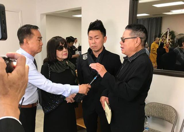 Tỷ phú Hoàng Kiều đến viếng và tặng gia đình nghệ sĩ Anh Vũ số tiền 30.000 USD để giúp nam diễn viên quá cố hoàn thành tâm nguyện của mình.