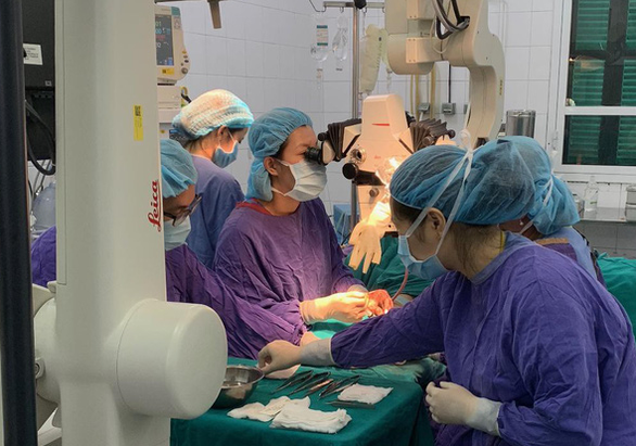 Kíp phẫu thuật của Bệnh viện Việt - Đức khâu nối mạch máu, tái tạo bộ phận sinh dục cho bé trai 9 tuổi - Ảnh: BVCC