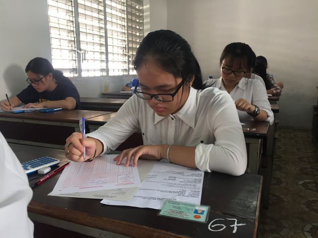 Thí sinh làm bài trong kỳ thi Đánh giá năng lực đợt 1 do ĐHQG TPHCM tổ chức ngày 31/3