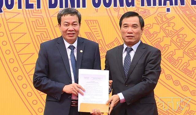 Phó Chủ tịch UBND tỉnh Phạm Đăng Quyền trao Quyết định công nhận điểm du lịch Đền thờ Lê Hoàn cho huyện Thọ Xuân
