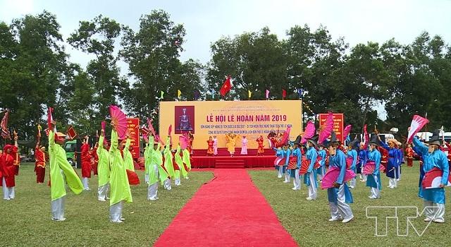Chương trình nghệ thuật sân khấu hóa với sự tham gia của các nghệ sĩ Nhà hát nghệ thuật truyền thống Thanh Hóa và các nghệ nhân trò diễn Xuân Phả.