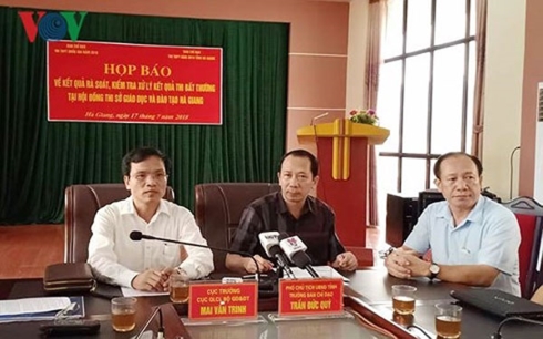 PGS.TS Mai Văn Trinh (phải) thông báo về kết quả rà soát điểm thi THPT Quốc gia năm 2018 bất thường tại Hà Giang