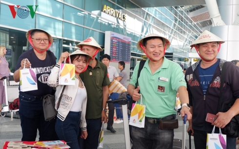 Các du khách hào hứng khi được chào đón trong chuyến bay từ Thái Lan tới Đà Nẵng.
