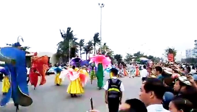 Rất đông người dân và du khách thích thú với theo dõi và ghi hình lại buổi tổng duyệt Carnaval đường phố Thanh Hóa 2019.