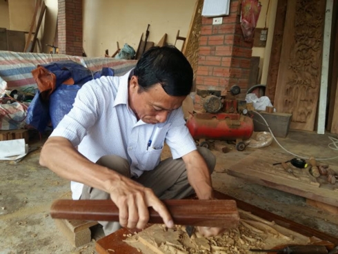 Nghệ nhân Nguyễn Khắc Tiến đang chế tác sản phẩm. (Nguồn VOV5.VN) 